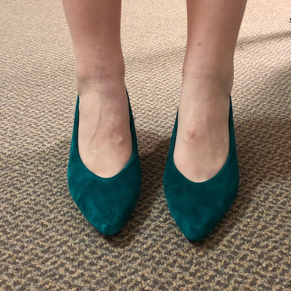 Statement piece! Emerald green kitten heels, suede